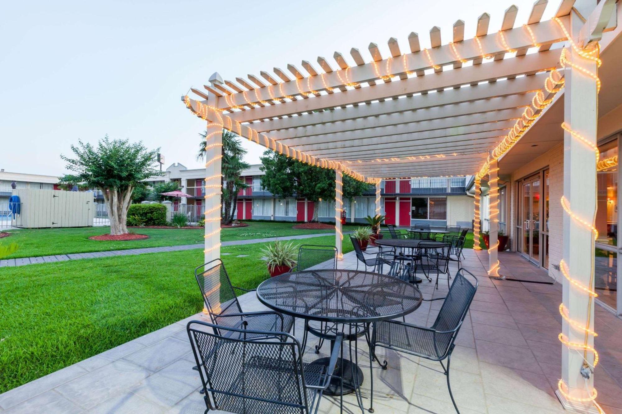 Ramada By Wyndham New Iberia Hotell Exteriör bild